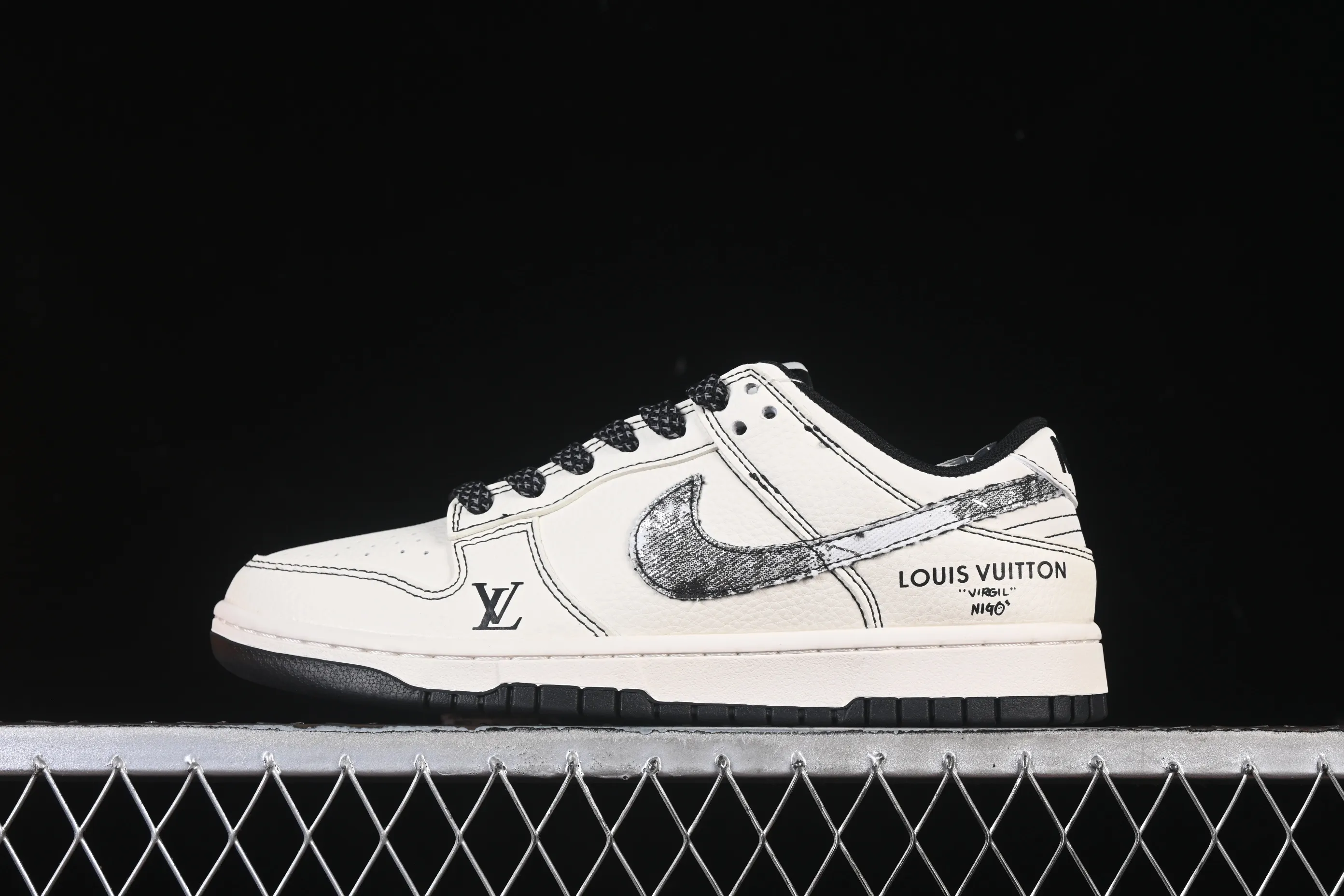 All categories Nk SB Dunk Series Nk SB Dunk Low High-end customized low-top sneakers Nike SB Dunk Low LV joint beige denim hook Anniversary high-end customized low-top casual sneakers JP1628-027